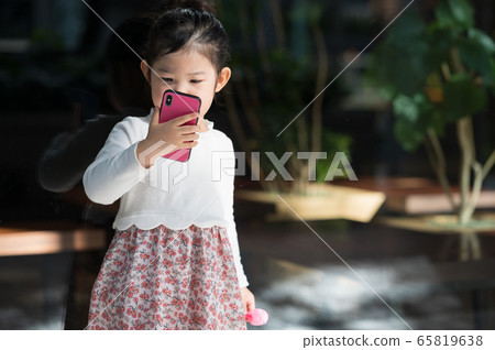 觀看智能手機的女孩 65819638