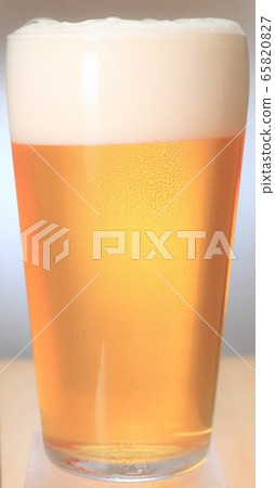Beer rich in froth 65820827