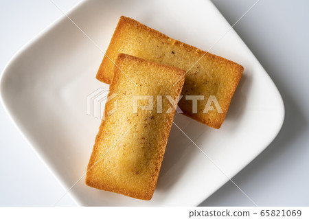 Financier Western confectionery white background 65821069