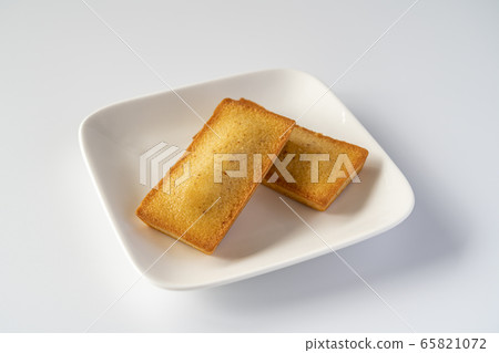 Financier Western confectionery white background 65821072