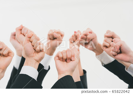 Business people fighting 65822042