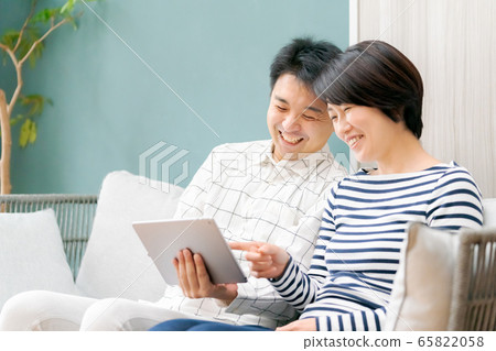Couple in their forties tablet Couple in their forties tablet 65822058