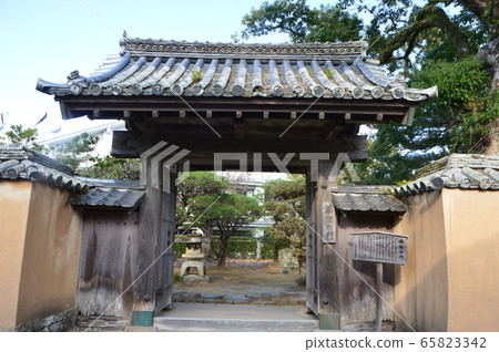 Kitsuki氏族,氏族的“學習堂”的主門(大分縣Kitsuki市Kitsuki城堡城堡/ Kitsuki的北大武士房屋) Kitsuki氏族,氏族的“學習堂”的主門(大分縣Kitsuki市Kitsuki城堡城堡/ Kitsuki的北大武士房屋) 65823342