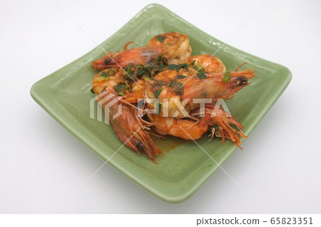 Fried shrimp with garlic on white background Fried shrimp with garlic on white background 65823351