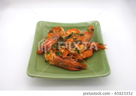 Fried shrimp with garlic  on white background 65823352
