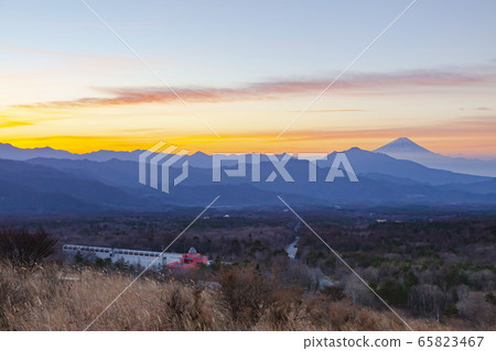 山梨縣北斗市清里高原森森的富士山和日出天空 山梨縣北斗市清里高原森森的富士山和日出天空 65823467
