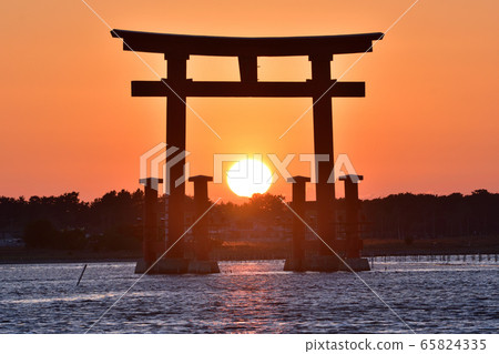 哈馬納湖大鳥居和本藤島海濱公園的夕陽 65824335