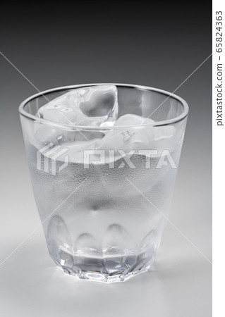 燒酒在岩石上 燒酒在岩石上 65824363