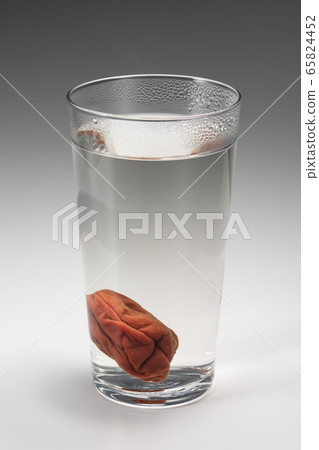 Shochu hot water split umeboshi 65824452