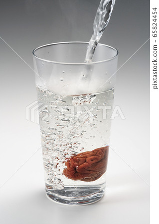 Shochu hot water split umeboshi 65824454