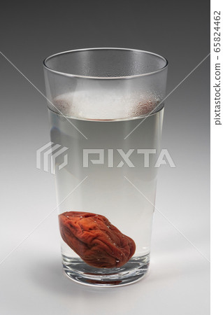 Shochu hot water split umeboshi Shochu hot water split umeboshi 65824462