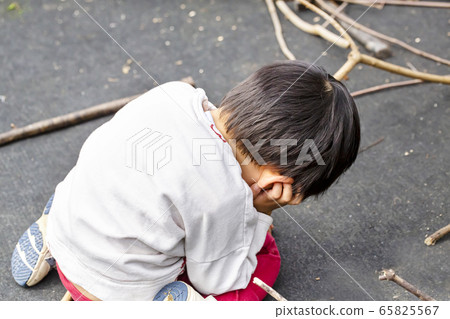 A child who sits down and thinks, or a child who sits down and sleeps 65825567