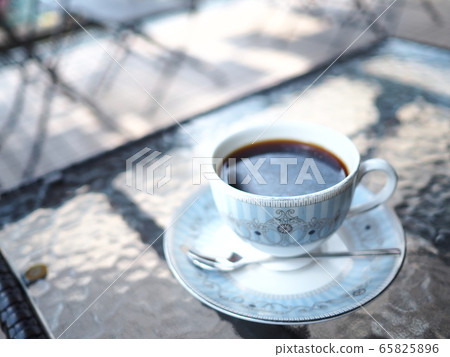 在咖啡館的片刻 在咖啡館的片刻 65825896