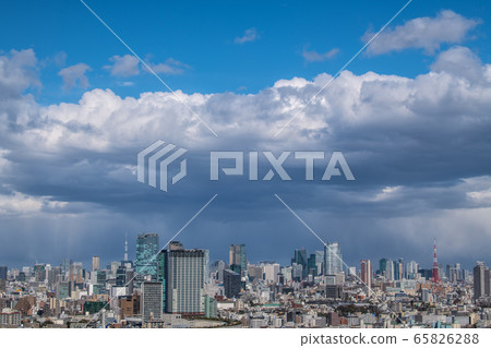 日本的東京城市景觀:俯瞰東京市中心的烏雲 日本的東京城市景觀:俯瞰東京市中心的烏雲 65826288
