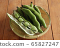 Broad beans 65827247