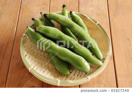 Broad beans Broad beans 65827249