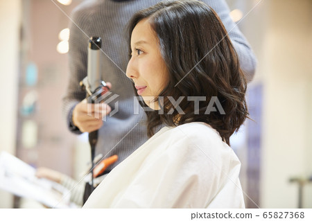 年輕女子美容院 65827368