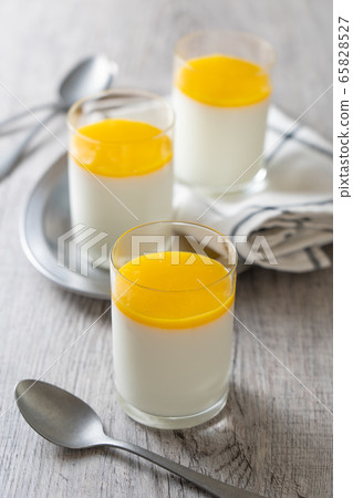 Panna cotta 65828527
