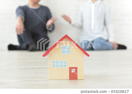 Couples and couples discussing housing 65828627