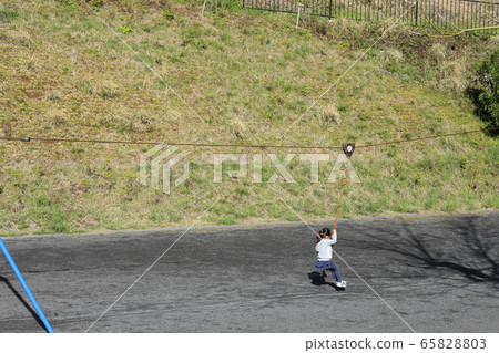 Infant playing with tarzan rope (5-year-old) Infant playing with tarzan rope (5-year-old) 65828803