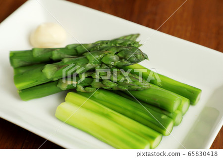 煮蘆筍和蛋黃醬 65830418