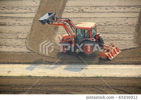 拖拉機通過繪製圖案犁田 拖拉機通過繪製圖案犁田 65830912