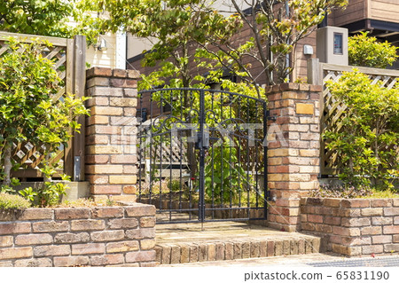 Building_entrance, approach, exterior Building_entrance, approach, exterior 65831190