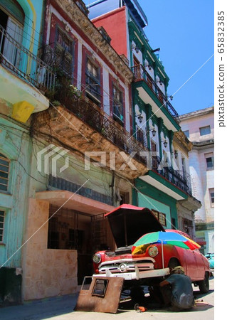老爺車在古巴哈瓦那修理一輛街車在古巴哈瓦那 65832385