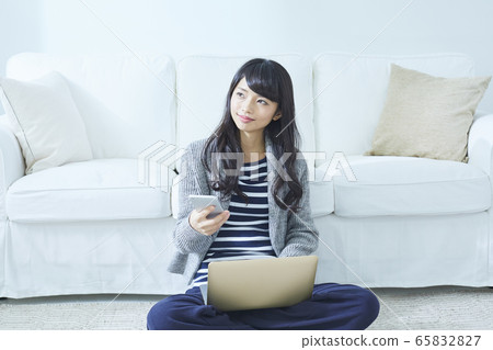 Young woman telework Young woman telework 65832827