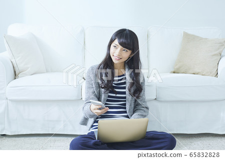 Young woman telework Young woman telework 65832828
