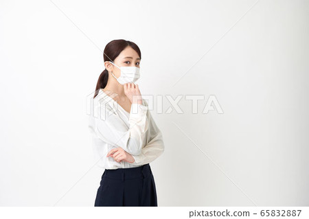 一名婦女戴著口罩,雙臂交叉(朝左) 一名婦女戴著口罩,雙臂交叉(朝左) 65832887