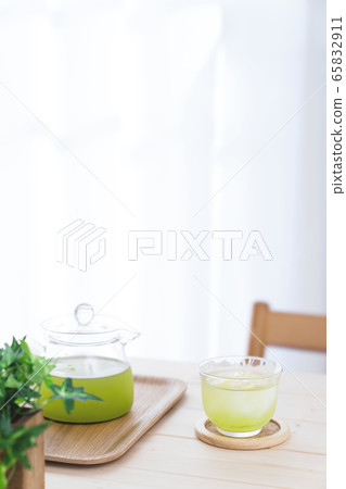 Cold green tea 65832911
