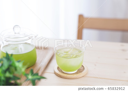 Cold green tea 65832912