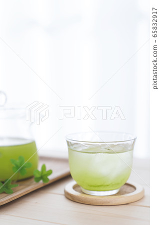 Cold green tea 65832917