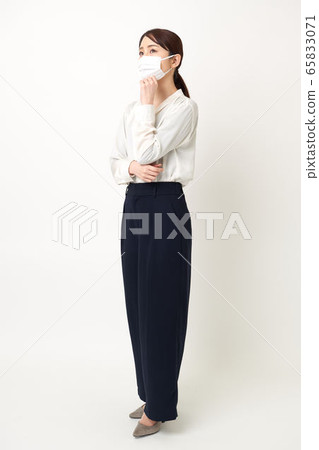 戴著面具和雙臂交叉的女人 戴著面具和雙臂交叉的女人 65833071