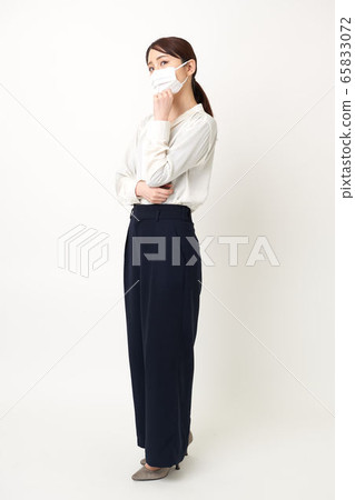 戴著面具和雙臂交叉的女人 戴著面具和雙臂交叉的女人 65833072
