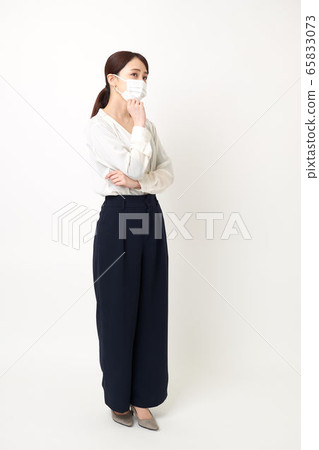 戴著面具和雙臂交叉的女人 戴著面具和雙臂交叉的女人 65833073