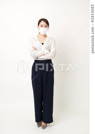 戴著面具和雙臂交叉的女人 戴著面具和雙臂交叉的女人 65833085