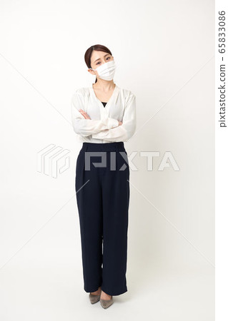 戴著面具和雙臂交叉的女人 65833086