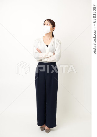 戴著面具和雙臂交叉的女人 戴著面具和雙臂交叉的女人 65833087