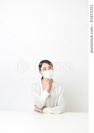 坐在女人戴著口罩 坐在女人戴著口罩 65833201