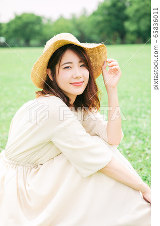 Summer image of a young woman 65836011