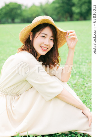 一個年輕女子的夏天形象 一個年輕女子的夏天形象 65836012