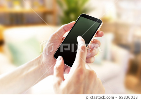 在室內5238操作智能手機的圖像 在室內5238操作智能手機的圖像 65836018