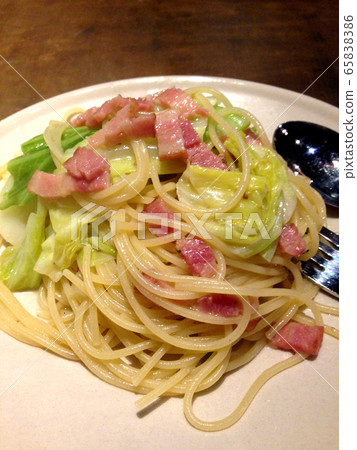Spring cabbage and bacon pasta 65838386