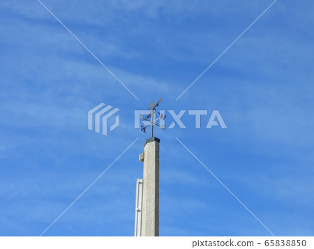 在藍藍的天空中看到的風標 65838850