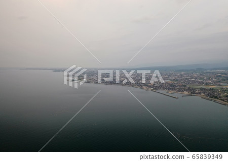 從富山灣上空眺望魚津市 從富山灣上空眺望魚津市 65839349