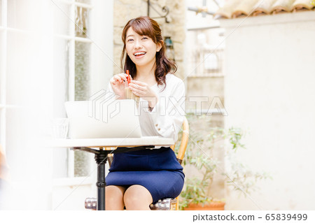 Business woman laptop outdoor Business woman laptop outdoor 65839499