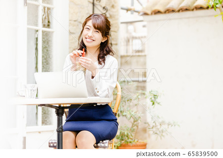 室外女商人的膝上型計算機 65839500
