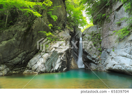 著名的瀑布一野香山梨市 65839704